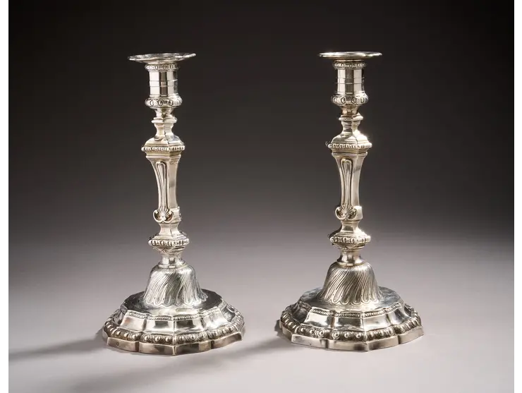 Paire de flambeaux et une bobèche en argent.