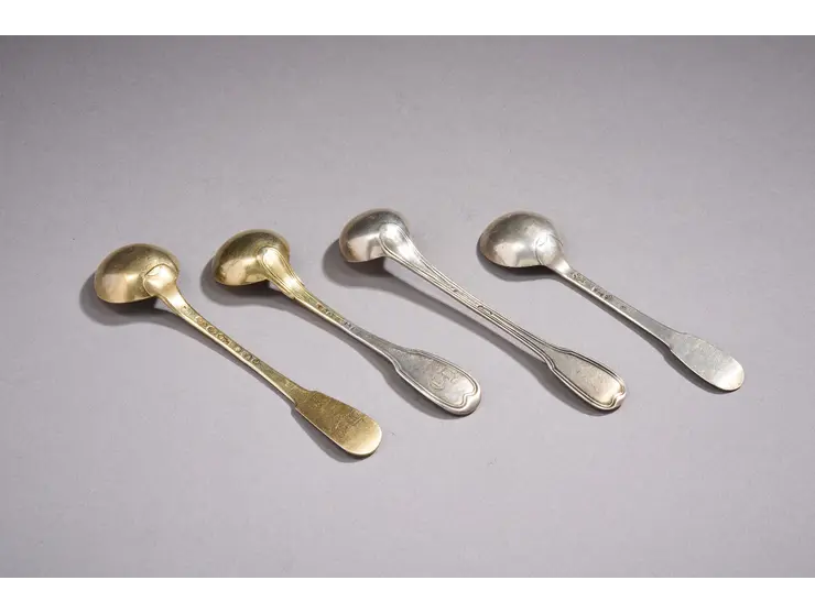 Lot de quatre louches à moutarde en argent et vermeil.