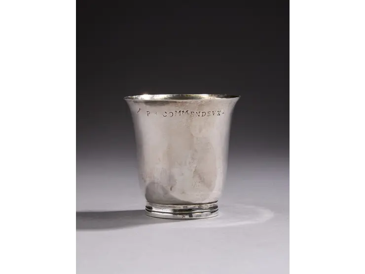 Timbale en argent de forme tulipe, reposant sur une bâte moulurée.