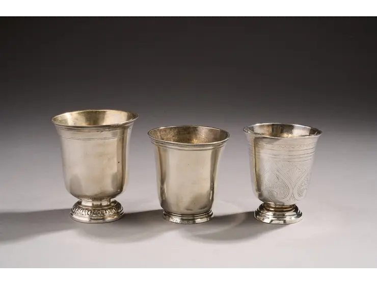 Ensemble de trois timbales en argent de forme tulipe, ciselées de filets sous le buvant.