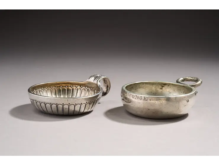 Ensemble de deux tasses à vin en argent.