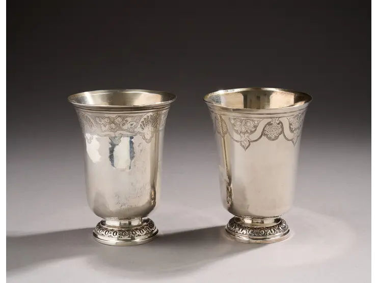 Ensemble de deux timbales en argent, reposant sur un piédouche à décor d’oves et de miroirs.