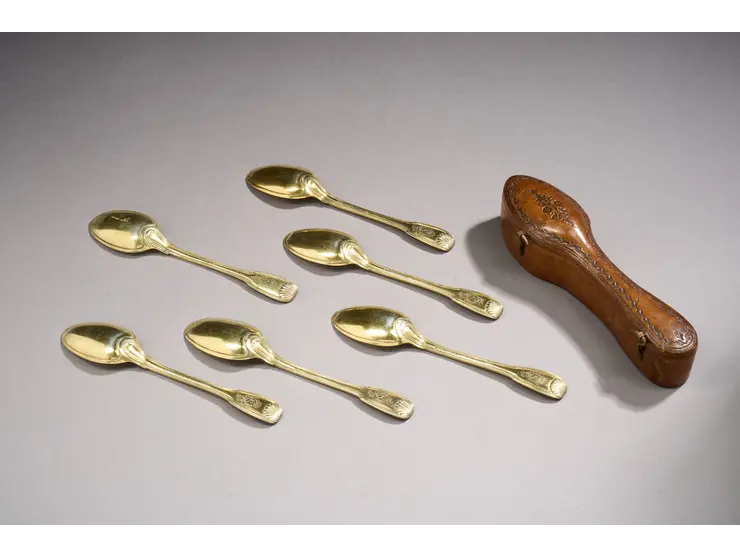Suite de six cuillères à café en vermeil du modèle double filets coquilles, les cuillerons bordés.