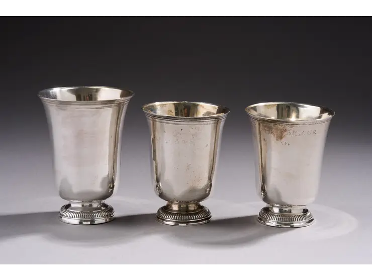 Ensemble de trois timbales en argent de forme tulipe.