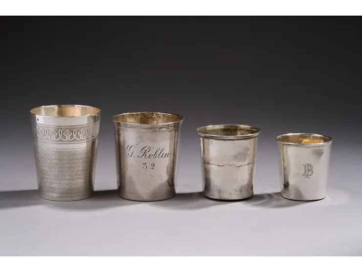 Lot de quatre timbales droites en argent, l’une à décor guilloché, les autres unies.