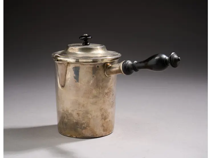 Laitière couverte de voyage en argent de forme tronconique.