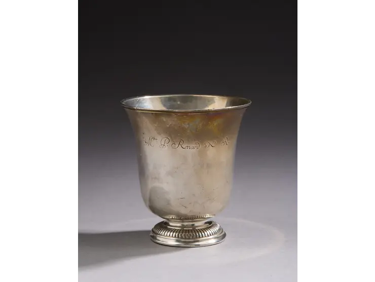 Timbale en argent de forme tulipe, le corps uni, le pied ciselé de godrons.