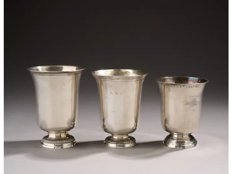 Ensemble de trois timbales en argent de forme tulipe.