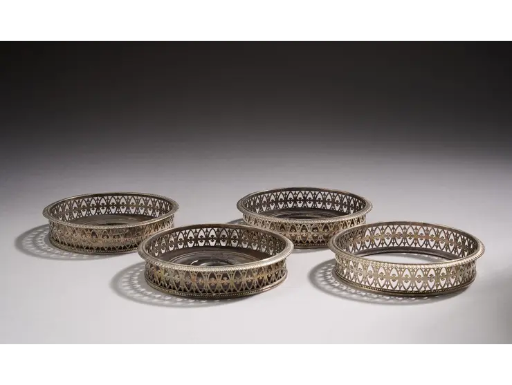 Suite de quatre dessous de bouteilles en argent 1er titre (950 millièmes).
