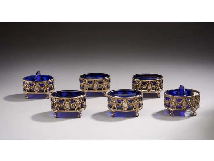 Ensemble de six salerons en argent reposant sur quatre pieds en pattes de lion.