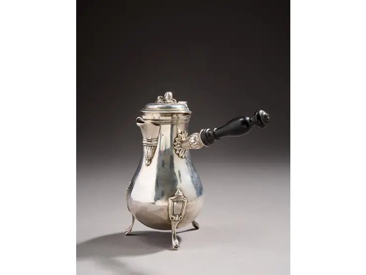 Petite verseuse en argent de forme balustre reposant sur trois pieds à cartouche à la grecque.