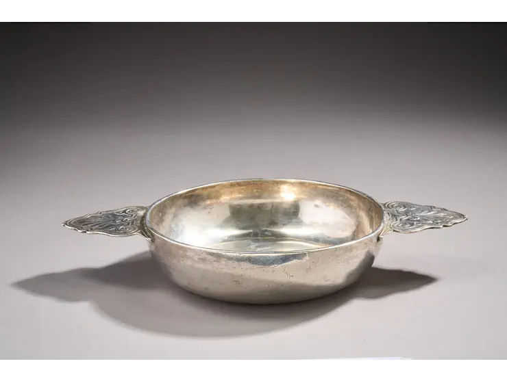 Ecuelle en argent, le corps uni anciennement gravé d’armoiries sous une couronne de comte.