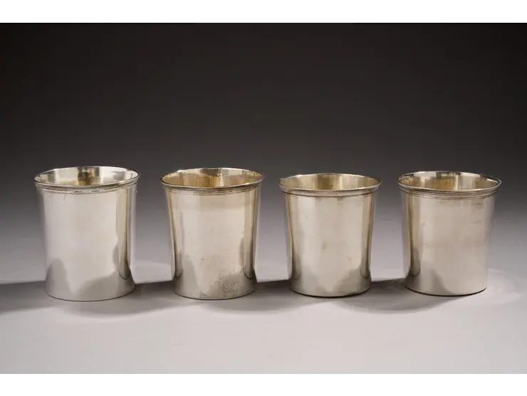Ensemble de quatre timbales en argent 1er titre (950 millièmes), dites timbales d’officier.