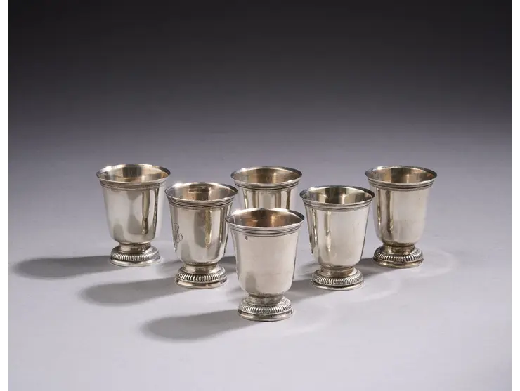 Suite de six gobelets à liqueur en forme de timbale miniature reposant sur un piédouche à godrons.
