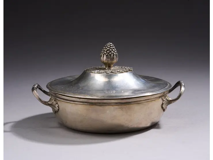 Petit légumier couvert en argent.