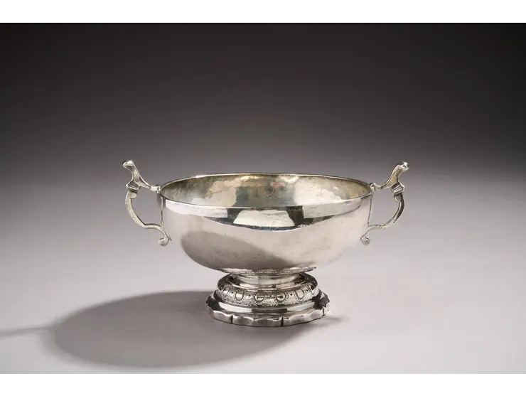 Coupe de mariage en argent reposant sur un pied à ressauts et oves.