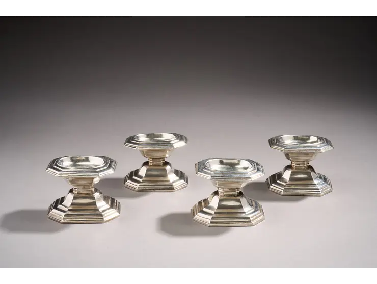 Suite de quatre salières en argent.