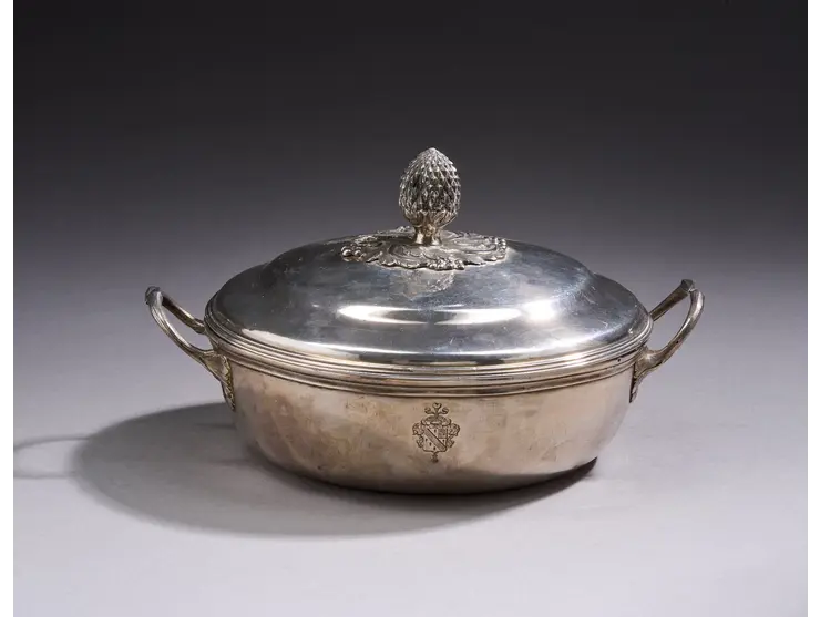 Légumier et un couvercle en argent.