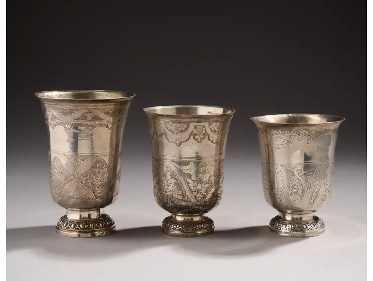 Ensemble de trois timbales en argent de forme tulipe reposant sur un piédouche ciselé d’oves et de miroirs.