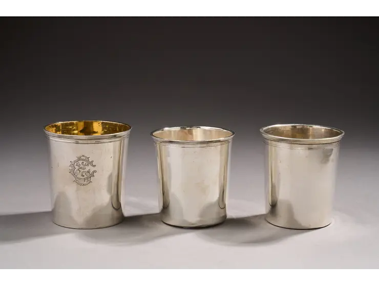 Lot de trois timbales droites en argent 1er titre (950 millièmes), le buvant ciselé de filets.