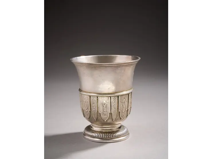 Timbale en argent de forme tulipe reposant sur un pied à décor de godrons.
