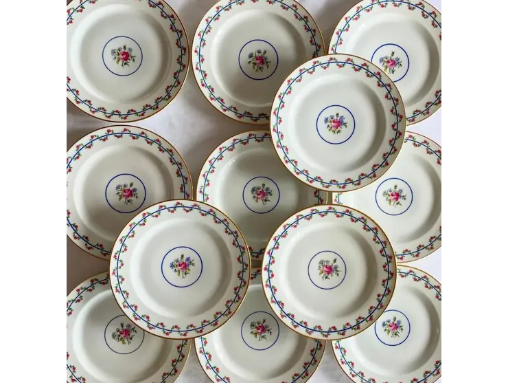Suite de 12 grandes assiettes en porcelaine
