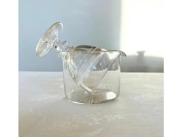 Suite de 10 rafraîchissoirs à verre en cristal à deux becs, le fond taillé en étoile.