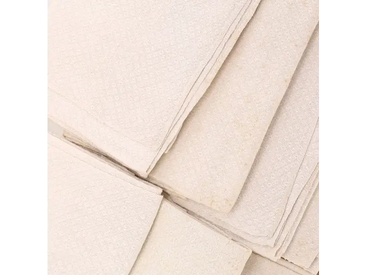 Suite de 10 grandes serviettes en lin, 10 en petite Venise, à décor géométrique de petits losanges.