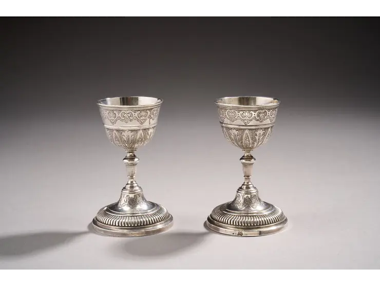 Paire de coquetiers en argent.