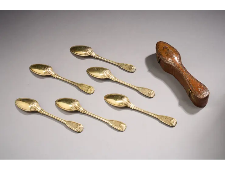 Suite de six cuillères à café en vermeil du modèle double filets coquilles, les cuillerons bordés.