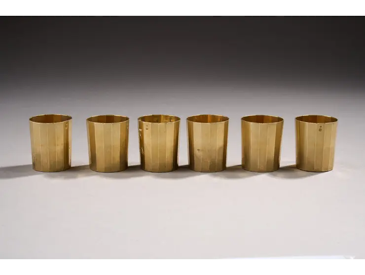 Suite de six gobelets à liqueur en vermeil, à décor de pans.