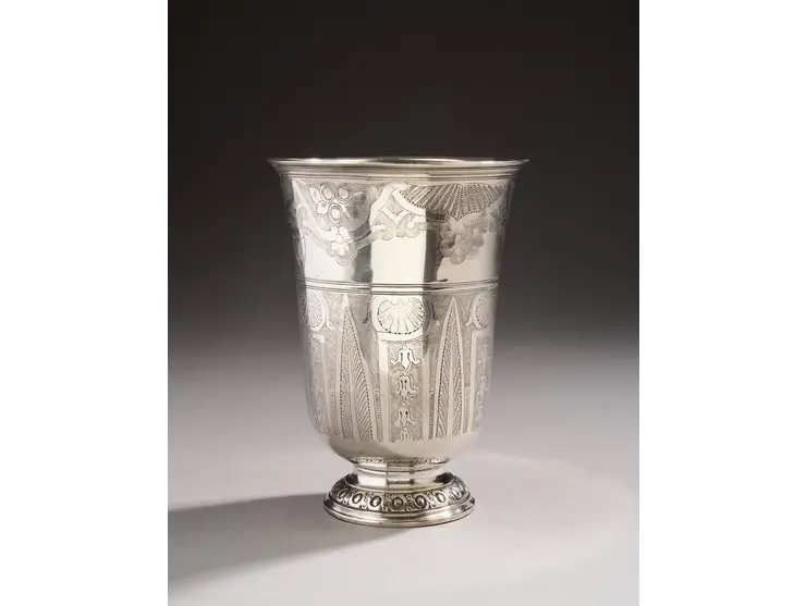 Timbale en argent de forme tulipe reposant sur une piédouche mouluré et ciselé d’une frise d’oves et de miroirs.