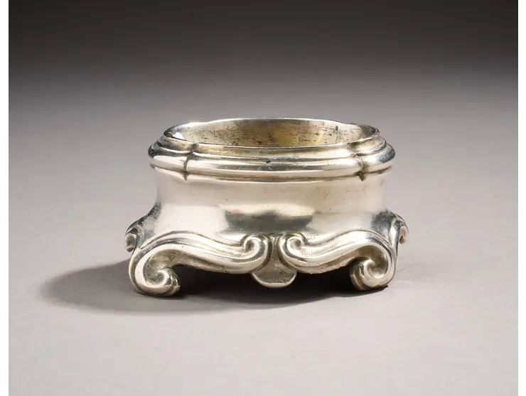 Salière anciennement vermeillée du modèle à enroulements et contours.