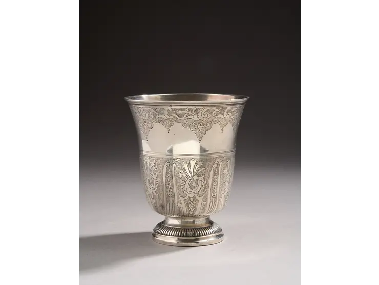Timbale en argent de forme tulipe reposant sur une piédouche mouluré et ciselé d’une frise de godrons.