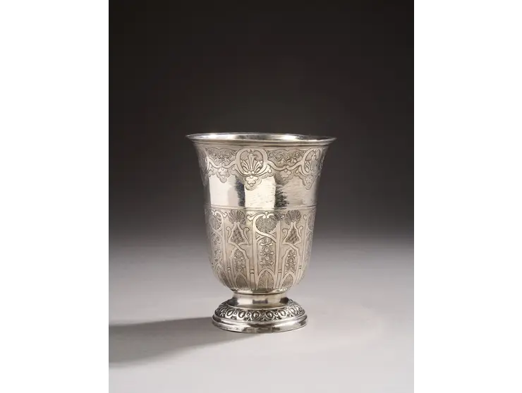 Timbale en argent de forme tulipe reposant sur un piédouche ciselé d’oves et de miroirs.