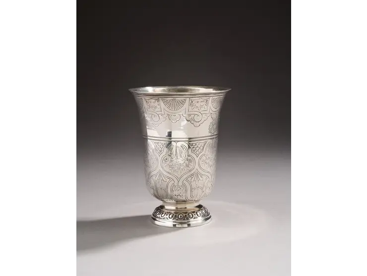 Timbale en argent de forme tulipe reposant sur un piédouche d’oves et de miroirs.
