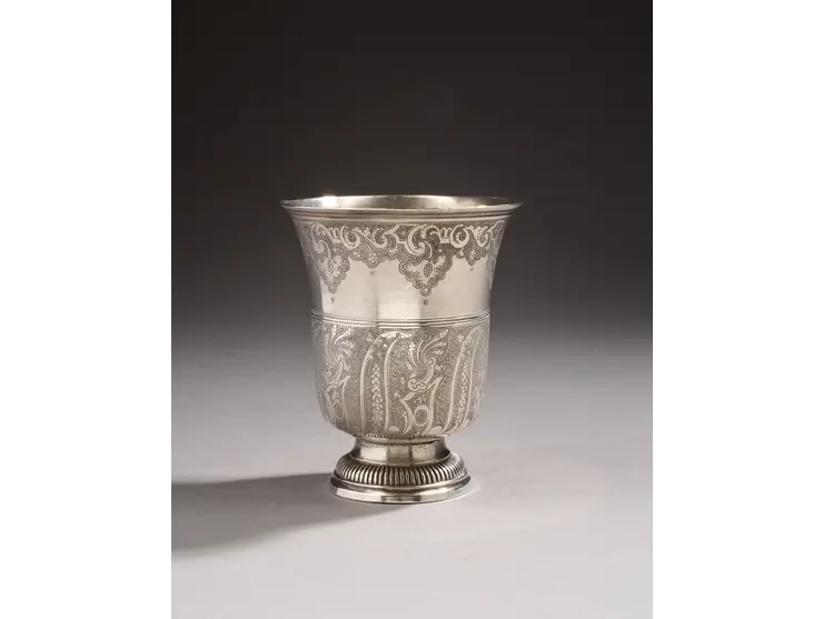 Timbale en argent de forme tulipe reposant sur un piédouche mouluré et ciselé d’une frise de godrons.