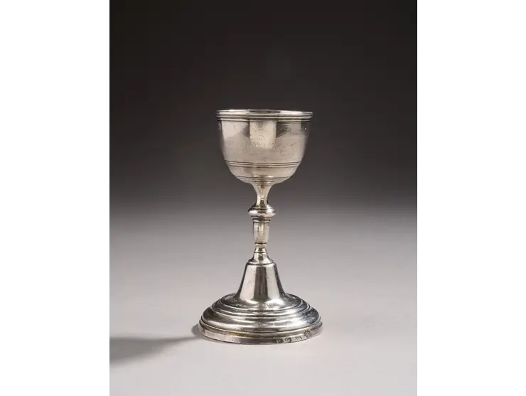 Coquetier en argent à décor de filets moulurés.