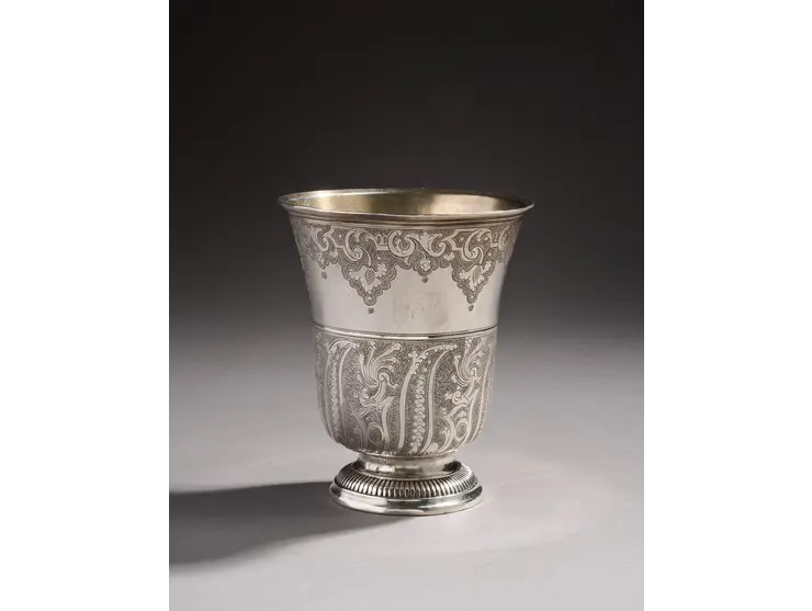 Timbale en argent de forme tulipe reposant sur un piédouche mouluré et ciselé d’une frise de godrons.