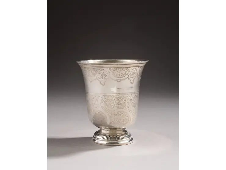 Timbale en argent de forme tulipe reposant sur un piédouche ciselé de godrons.