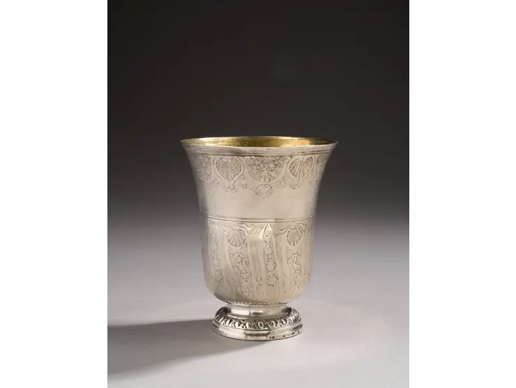 Timbale en argent de forme tulipe reposant sur un piédouche mouluré et ciselé d’une frise d’oves et de miroirs.