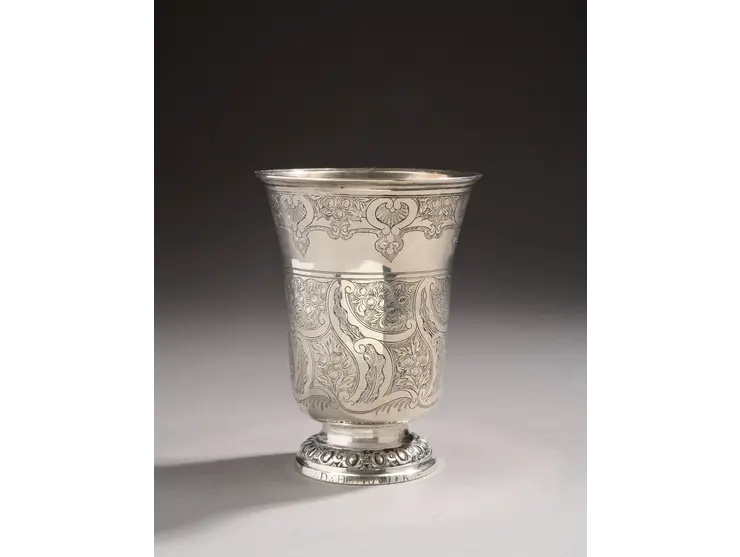 Timbale en argent de forme tulipe reposant sur un piédouche ciselé d’oves et de miroirs.