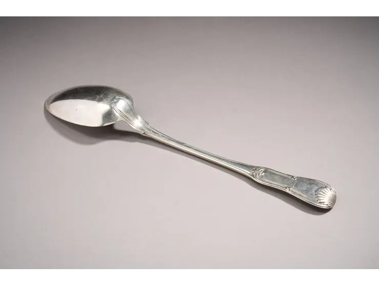 Cuillère à pot en argent du modèle violon double filets coquilles.