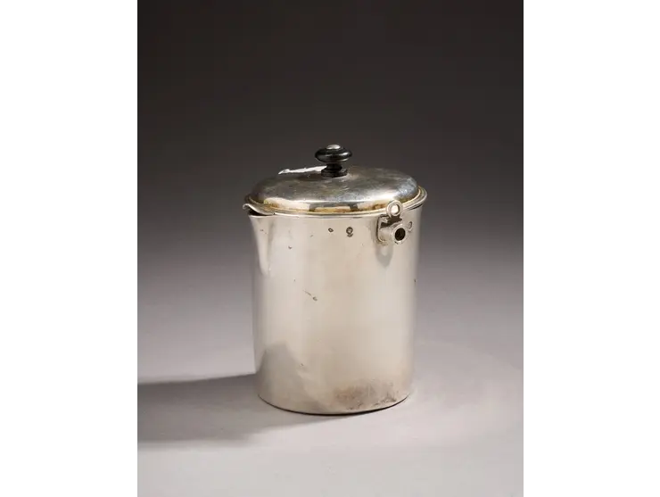 Laitière couverte en argent de forme tronconique.