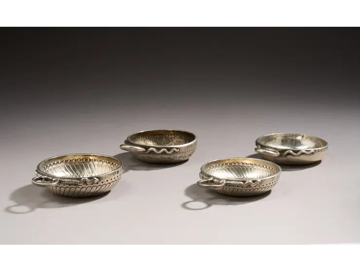 Lot de quatre tasses à vin en argent.