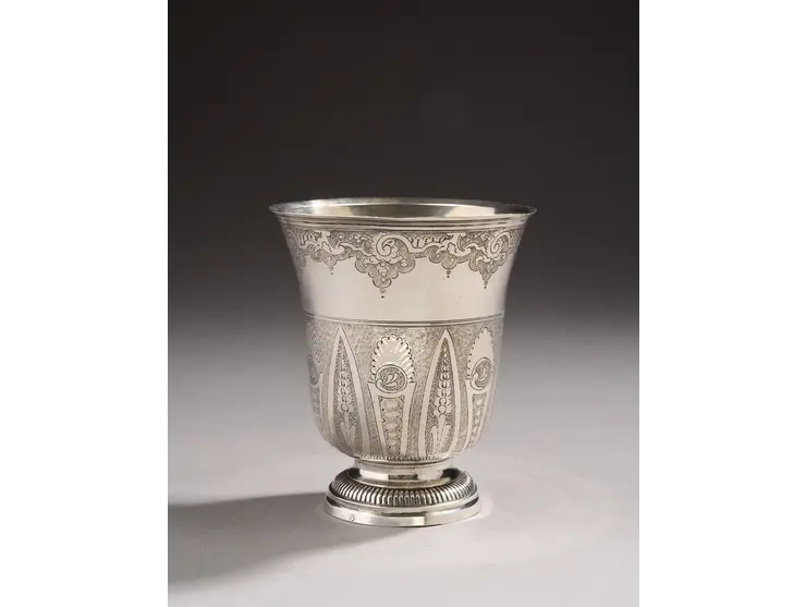 Timbale en argent de forme tulipe reposant sur un piédouche mouluré et ciselé d’une frise de godrons.