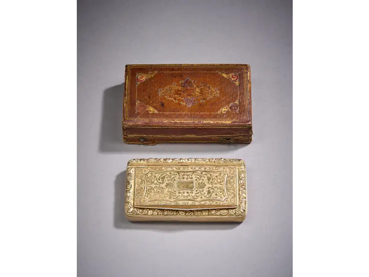 Tabatière en vermeil deuxième titre (800°/°°) rectangulaire à contours moulurés d’une frise de feuillages et de fruits.