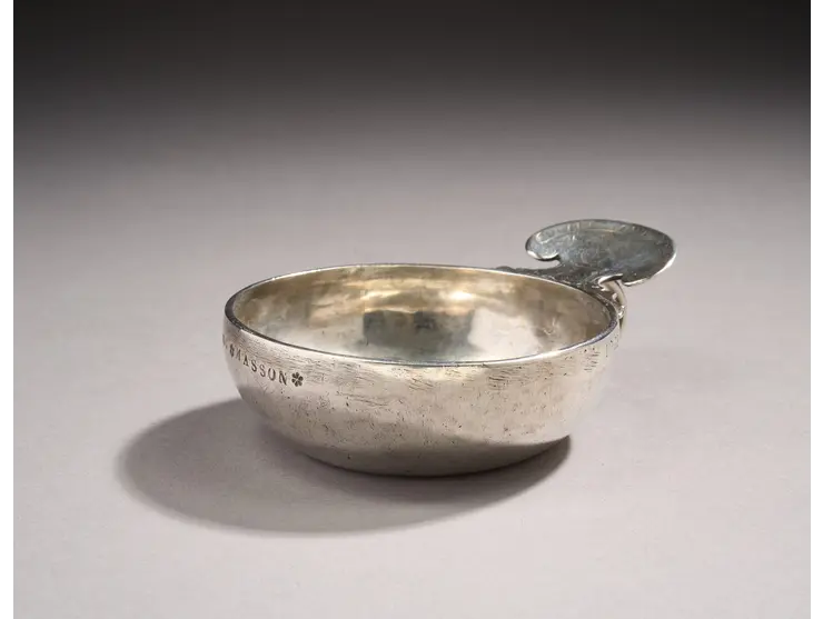 Tasse à vin en argent.