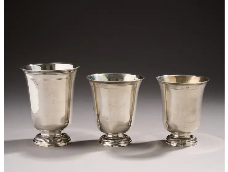 Ensemble de trois timbales en argent de forme tulipe, reposant sur un pied ciselé de godrons.