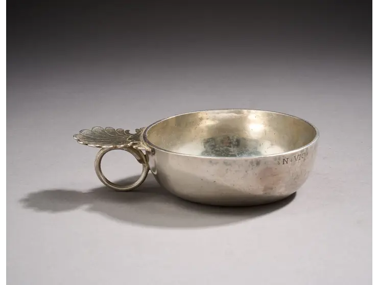 Tasse à vin en argent.